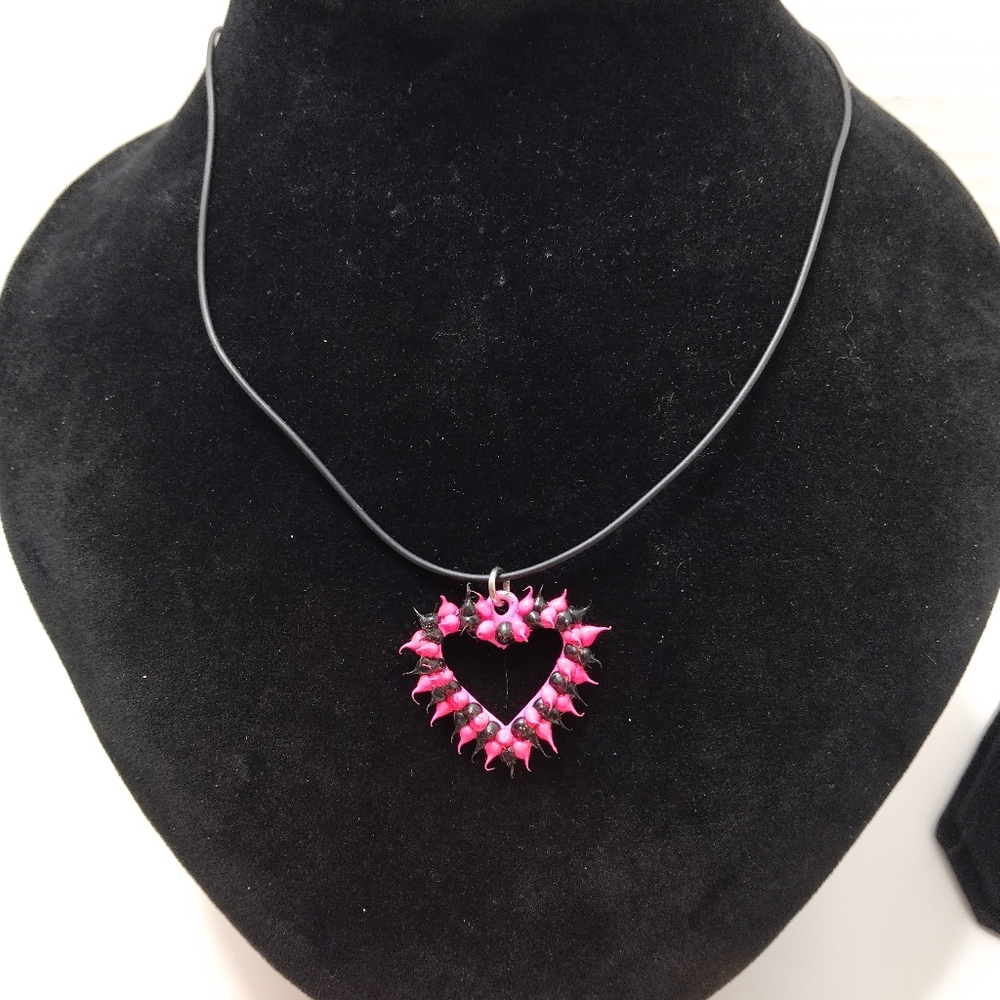 NEW UV Blacklight PINK BLACK Spikey HEART necklace from Claire's Y2K - Picture 4 of 10